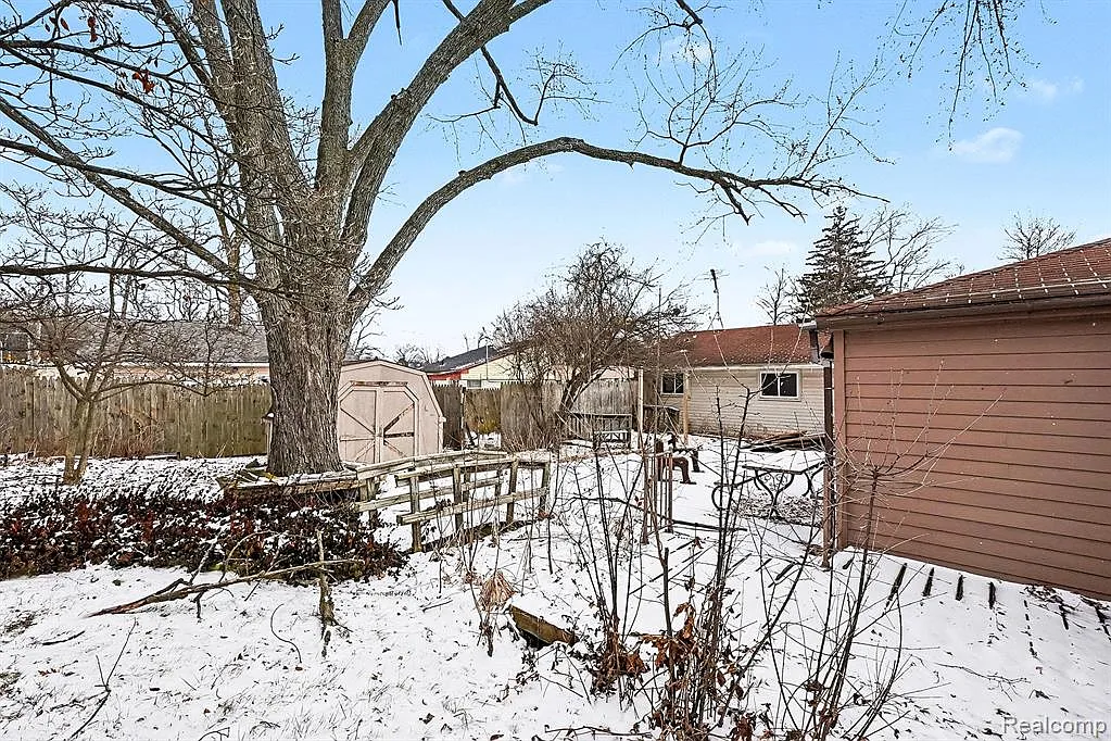 3 bed, 900 sqft, $1,500 — Photo 1