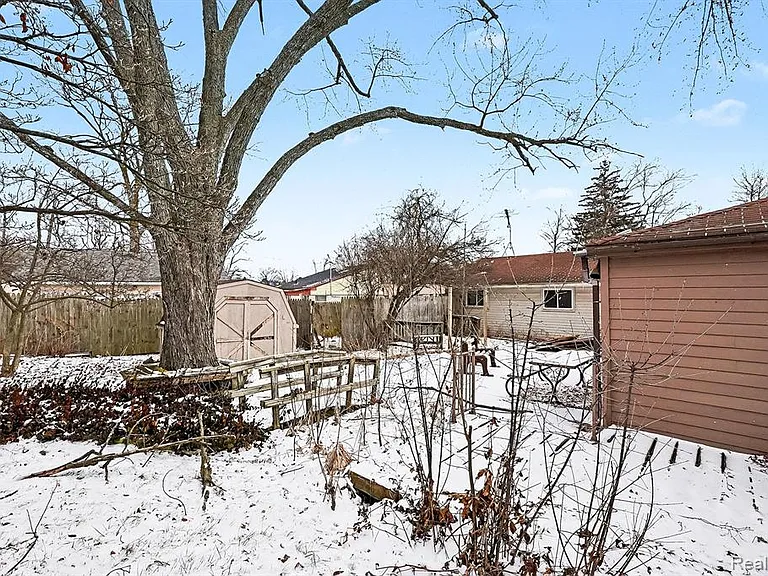 672 Linda Vista Dr — Photo 1