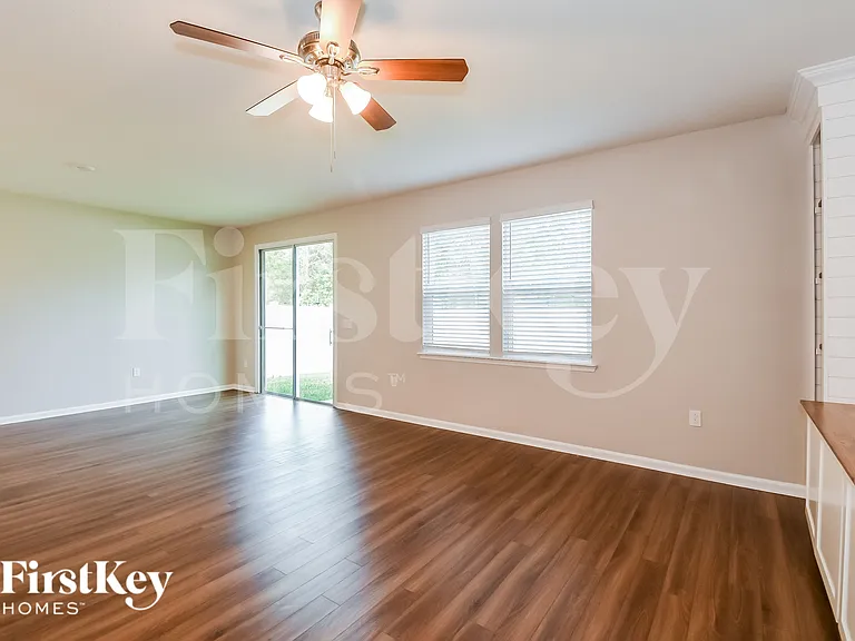 205 Orient Dr — Photo 3