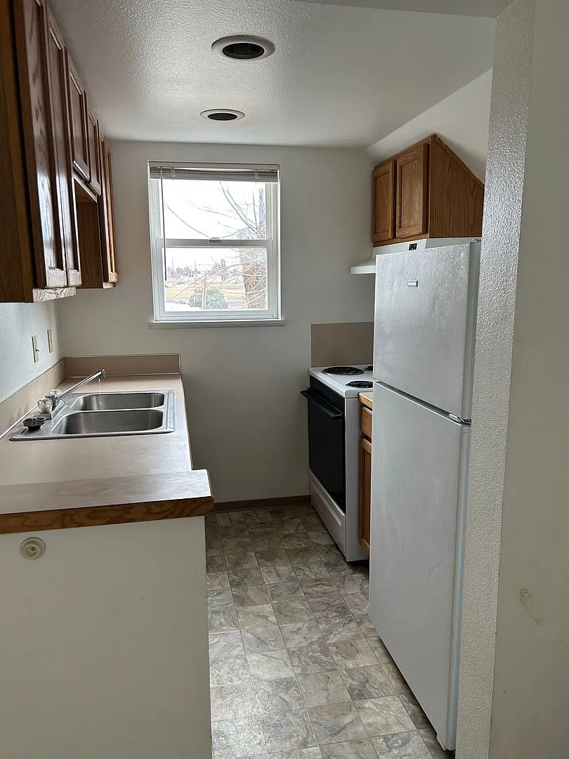 Building Photo - 118 E Brooks St