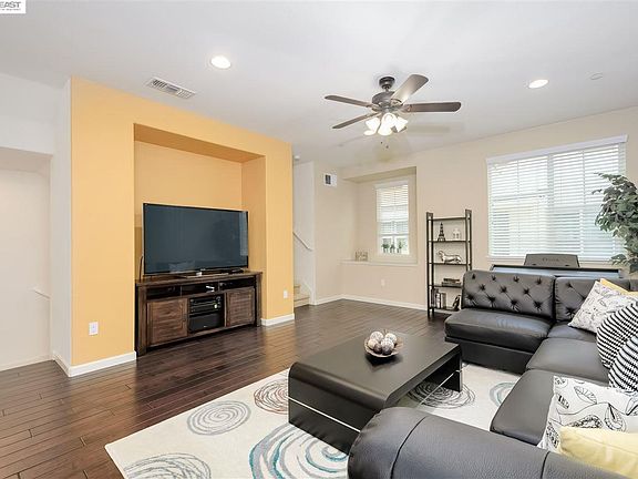 3rd image of 6634 S Mariposa Ln