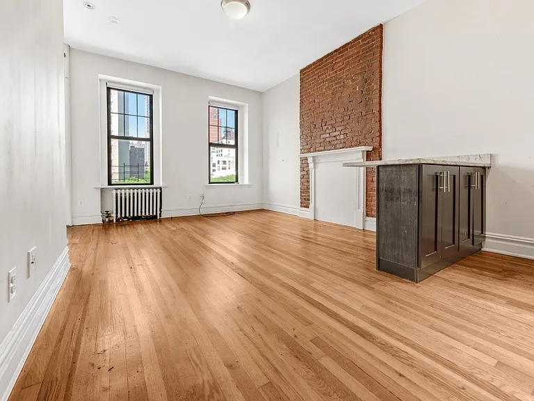 1688 York Ave #4B — Photo 1