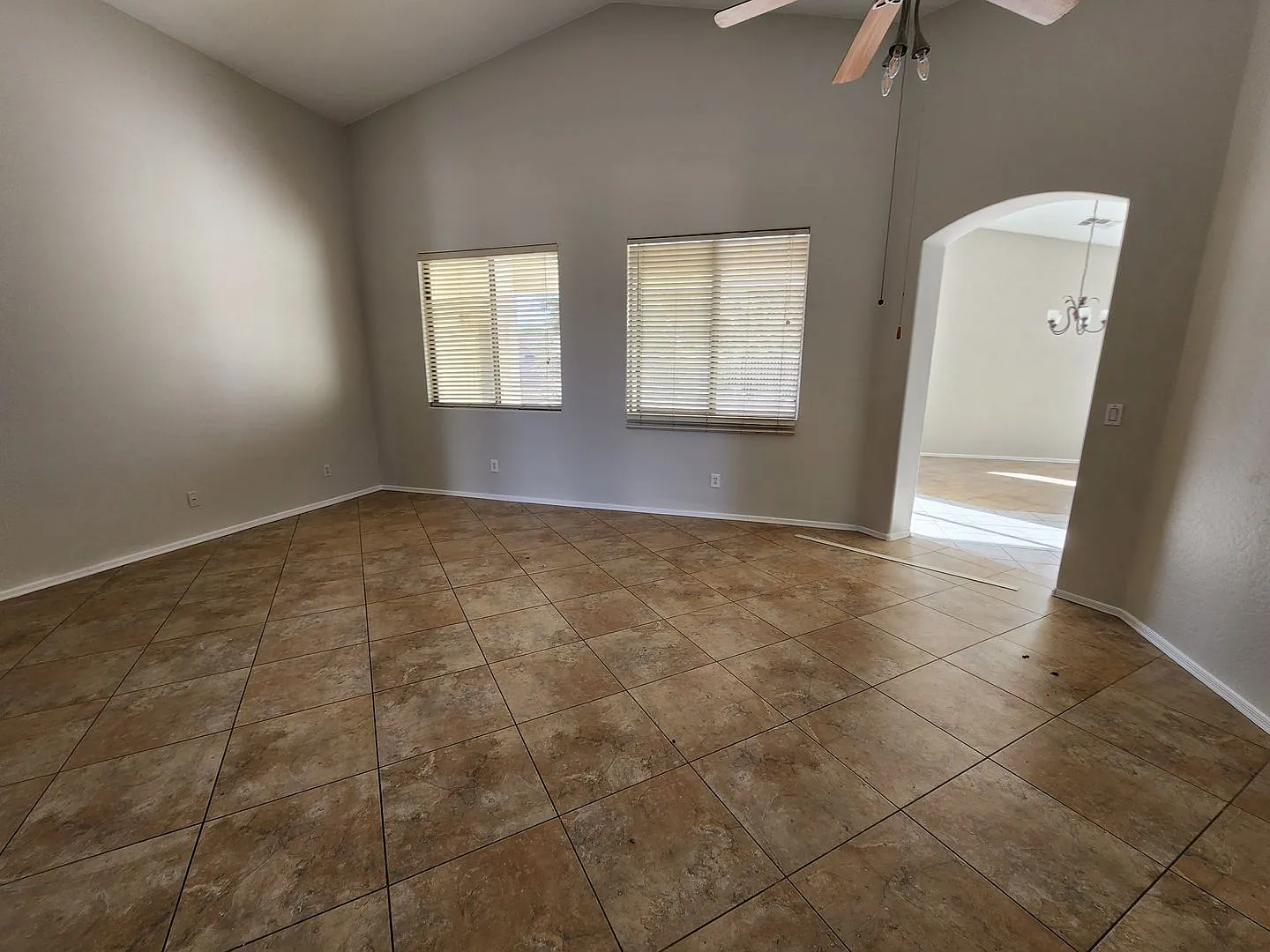 Vaulted ceilings, split bedroom floor plan, tile flooring throughout — Photo 2