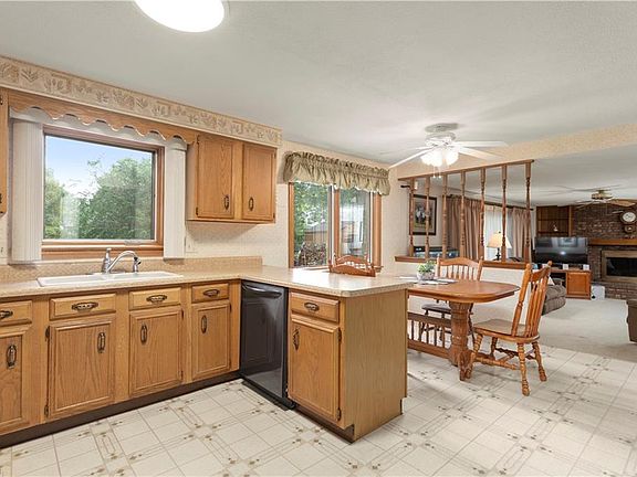 2nd image of 1459 Hawthorne Ct