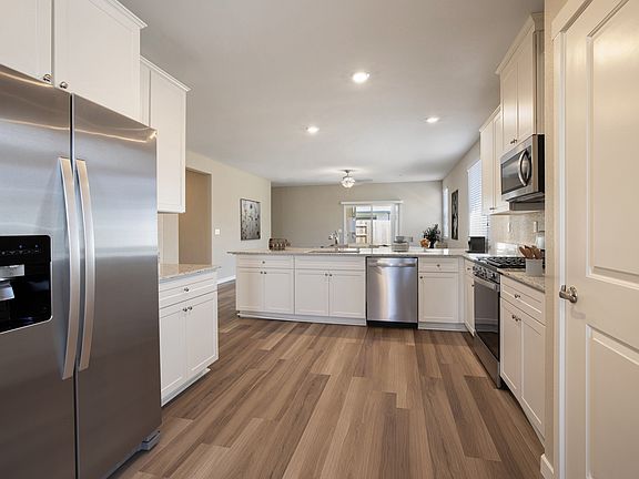 The kitchen has the all space you need for food prep.