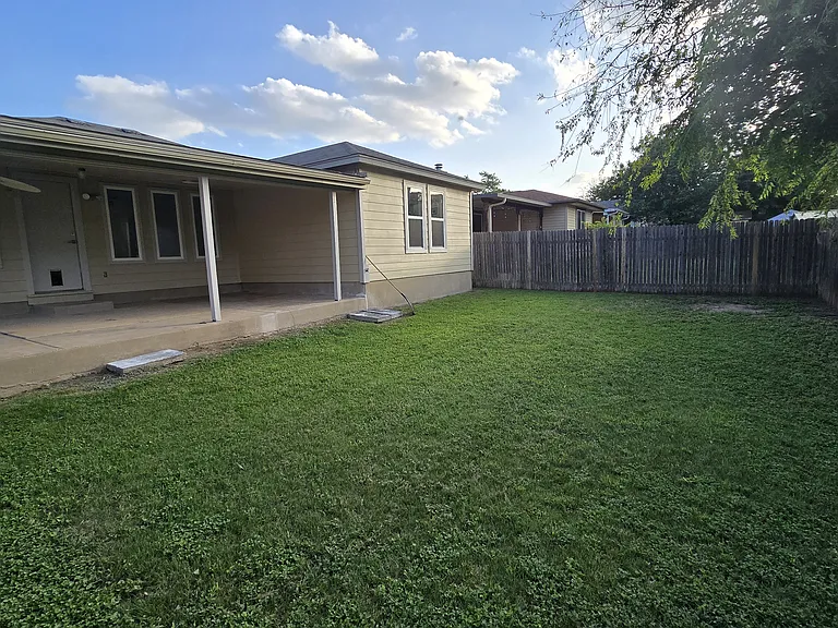 13916 Cambourne Dr — Photo 2