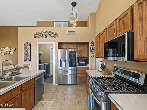 3rd image of 10050 E Paseo