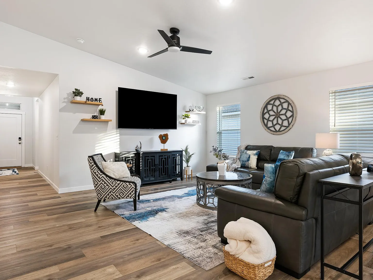 3917 N Amberwood Ave — Photo 3