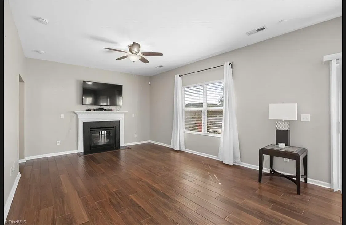 3 bed, 1689 sqft, $2,100 — Photo 2