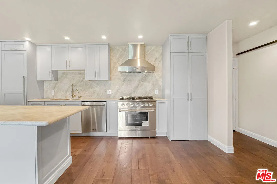2 bed, 2.0 bath, 990 sqft, $4,800 — Photo 2