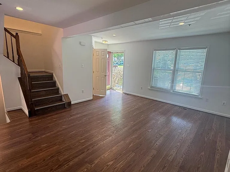 1554 Beverly Ct — Photo 4