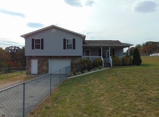 386 McGhee Ln, Jacksboro, TN 37757