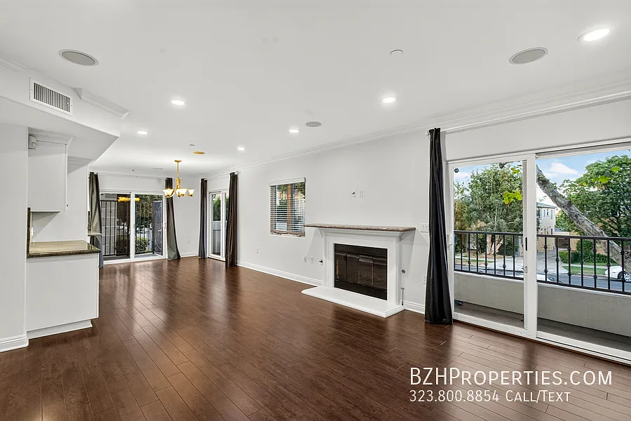 Gorgeous Townhome with Designer Kitchen, Private Garage & Storage — Photo 3