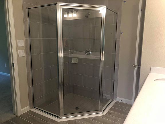 Mstr bath shower