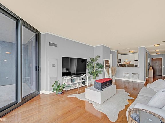 3rd image of 450 E Waterside Dr #15111511
