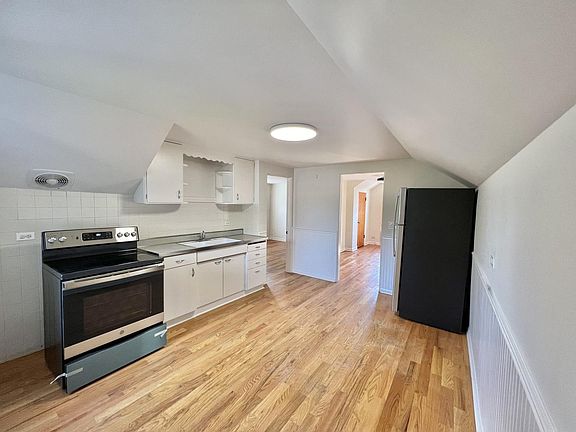 3rd image of 342 Jocelyn Pl #B