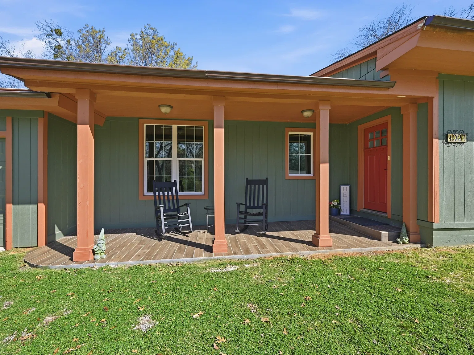 3 bed, 1300 sqft, $2,100 — Photo 2