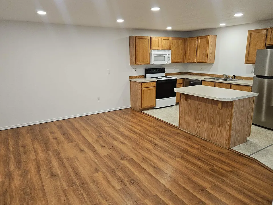 2521 NW Cedar Ave #2