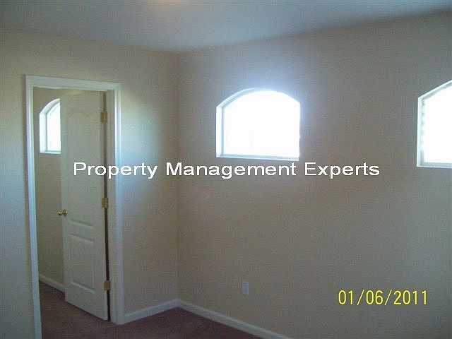 1st image of 3057 English Oak Cir