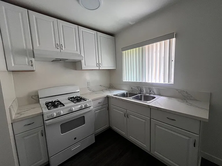 921 S Ventura Rd — Photo 7