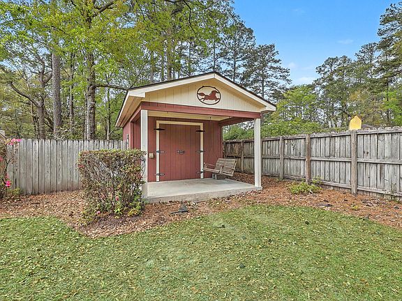 3rd image of 109 Niblick Rd