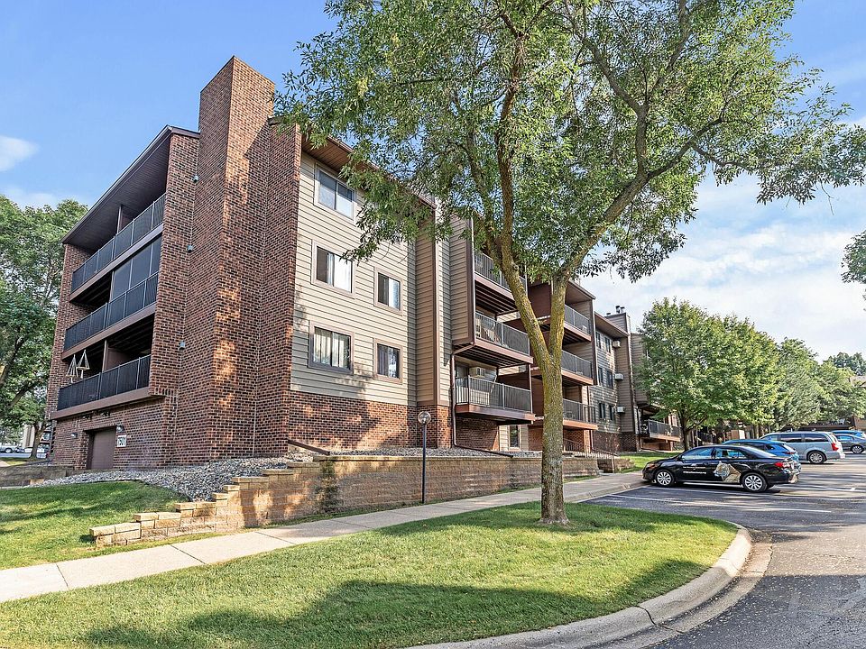 1st image of 7501 W 101st St APT 223