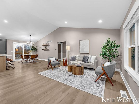 4th image of 10886 Douglas Dr