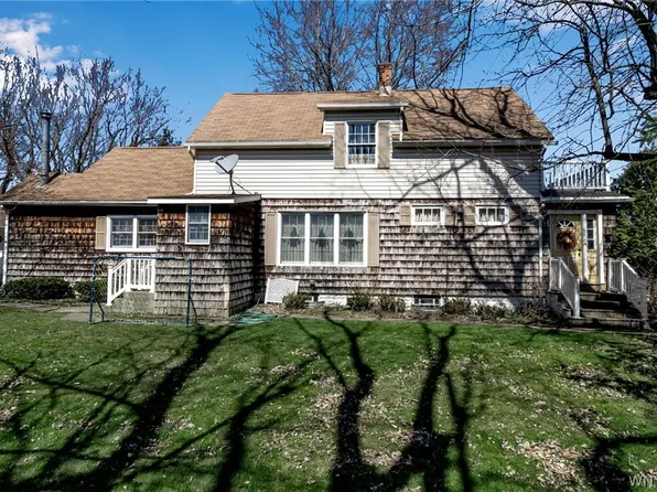 208 Iroquois Ave, Lancaster, NY 14086