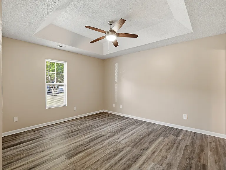 Sterling Pointe Apartments — Photo 19