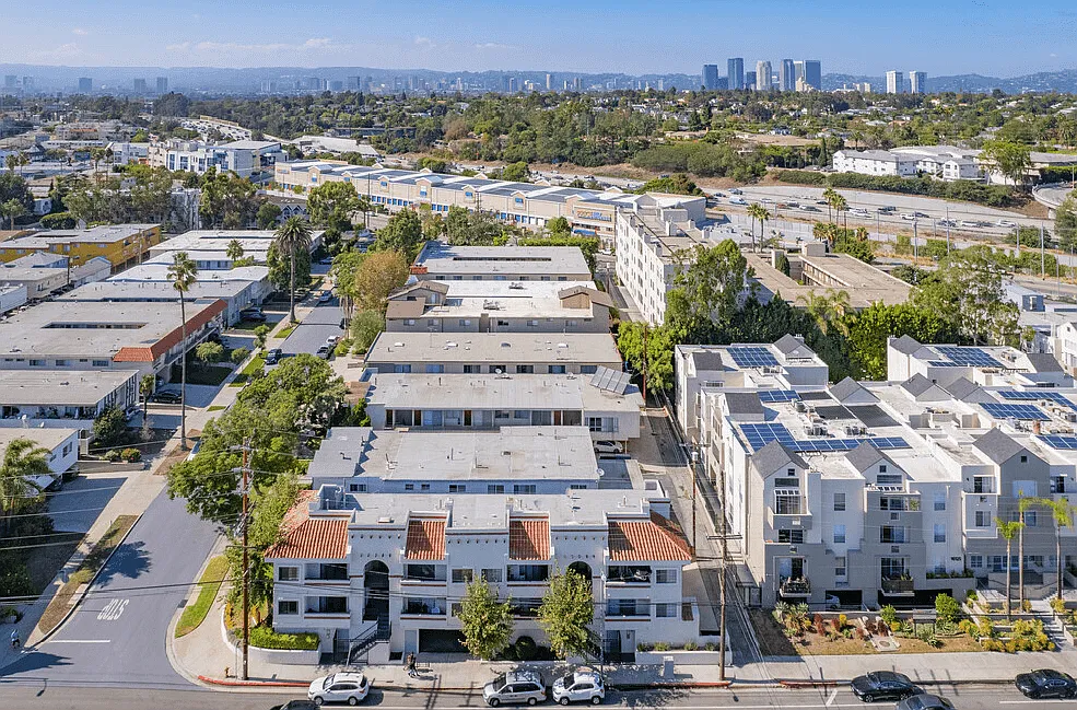Lido Apartments - 3460 Jasmine Avenue — Photo 3