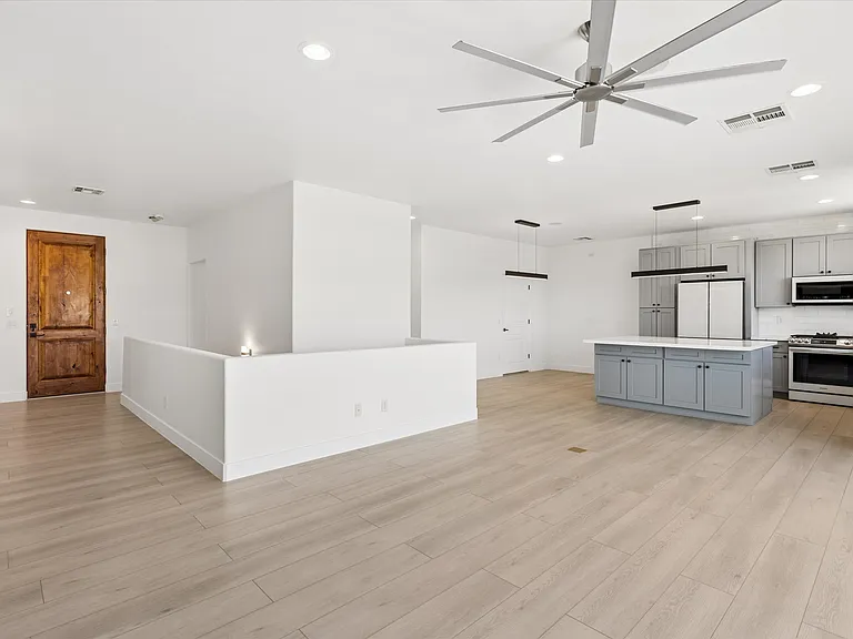 10011 N 1st Ave — Photo 15