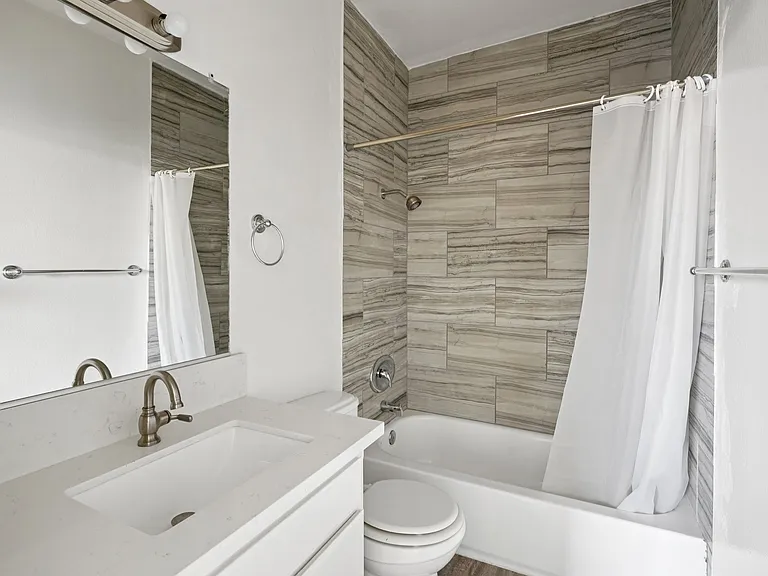 11657 Oxnard Str. — Photo 13