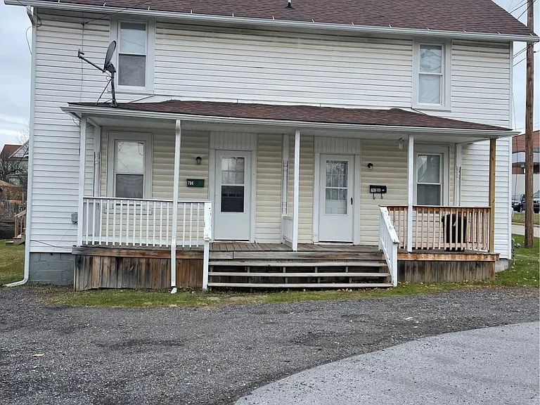 704 Locust St — Photo 10