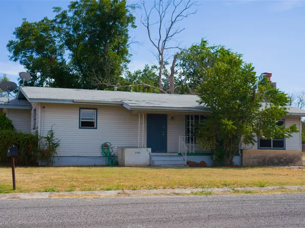 2007 W Commerce St, San Saba, TX 76877