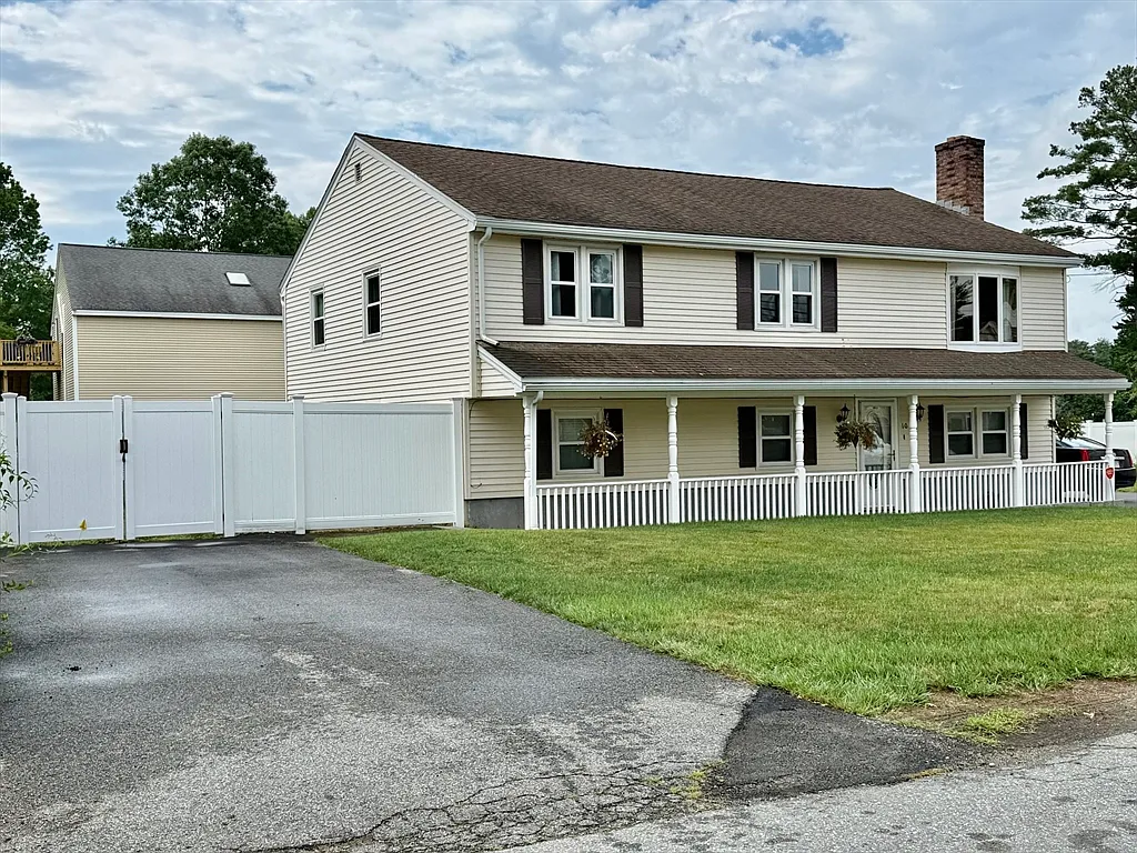 3 bed, 1.0 bath, 1344 sqft, $3,500 — Photo 3
