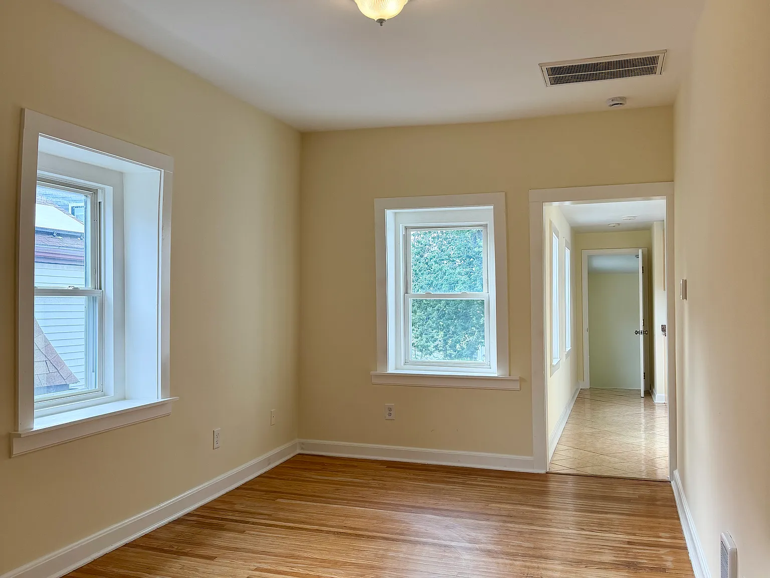 3 bed, 1000 sqft, $2,800 — Photo 3
