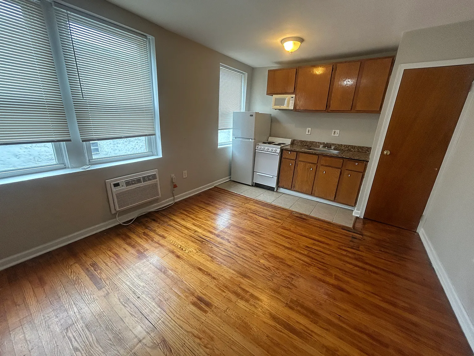Studio, $890 — Photo 2