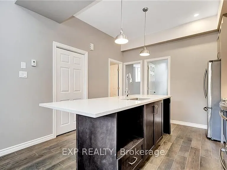 340 Queen Mary St #B — Photo 14
