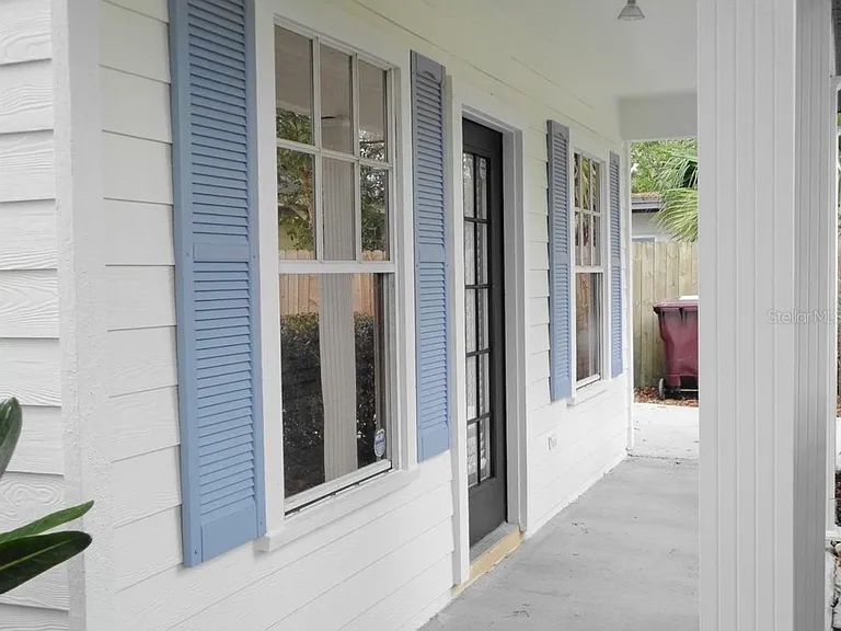1042 N Hampton Ave — Photo 4