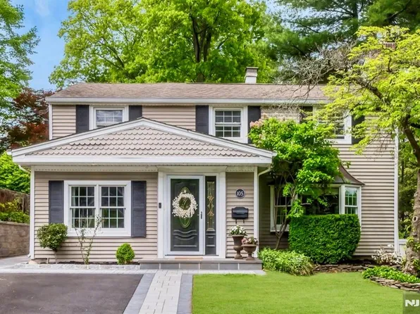 105 Bergen Ave, Waldwick, NJ 07463