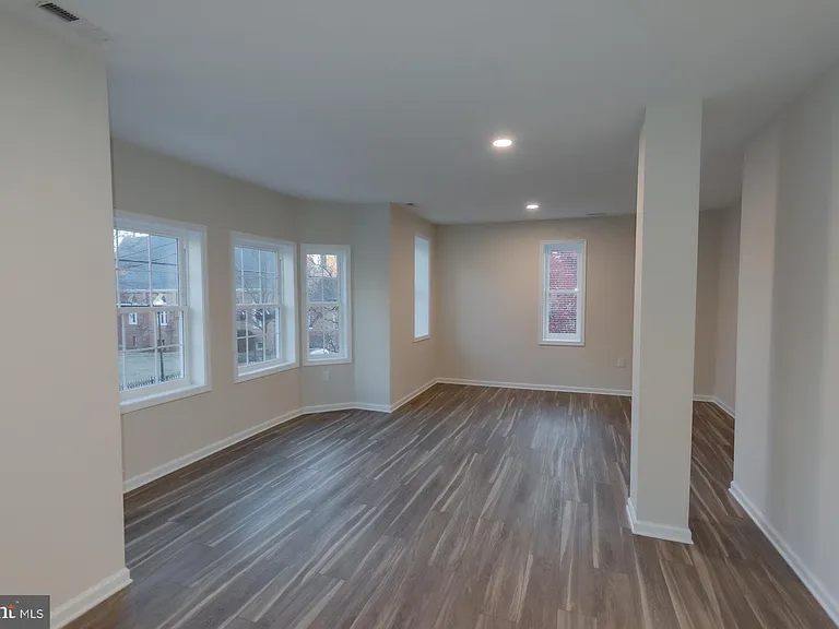 215 King St W #B — Photo 4