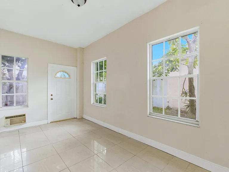 1235 Sussex St — Photo 23
