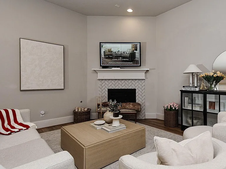 114 Crescent City Dr — Photo 8