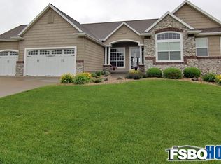 2315 Prairie Walk Dr NW, Palo, IA 52324