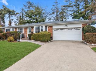 654 Oakwood Court, Westbury, NY 11590
