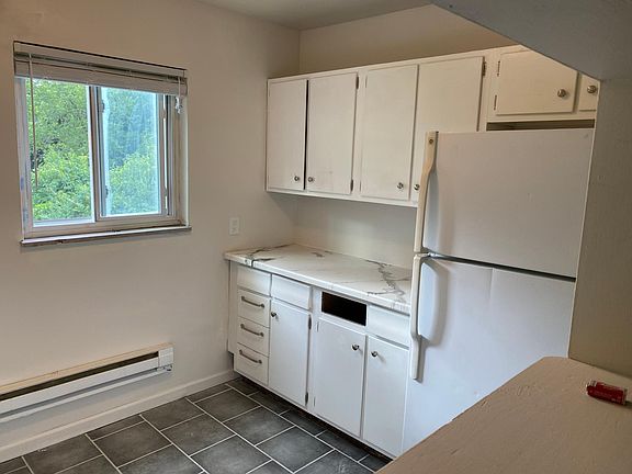 5th image of 223 Marion Ave APT B