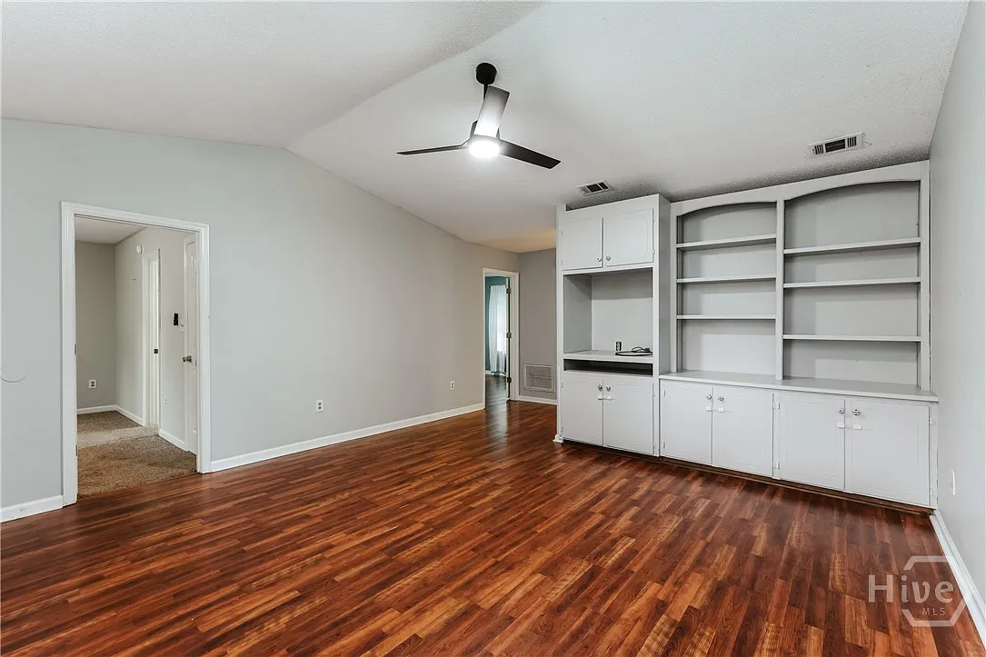3 bed, 3.0 bath, 1390 sqft, $2,100 — Photo 4