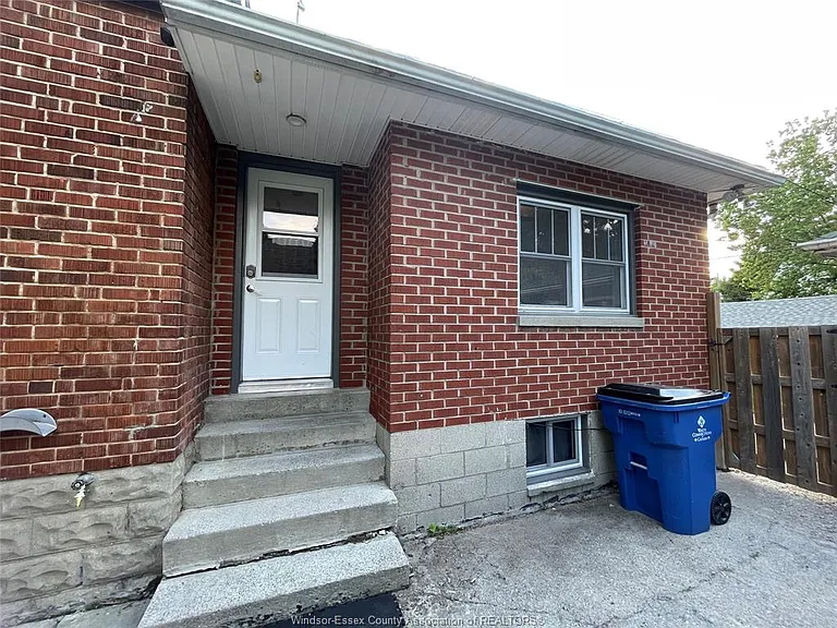 41 Alexandra Ave SW #BACK — Photo 2