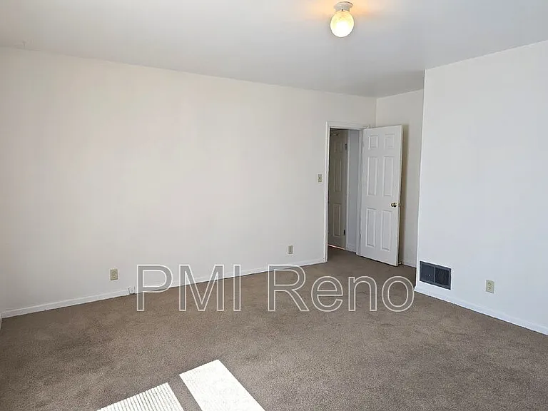 422 1/2 Saint Lawrence Ave #B — Photo 12