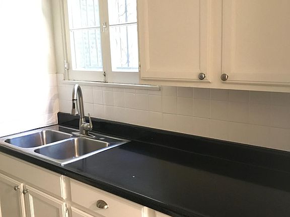 4th image of 827 N Sweetzer Ave #1/2